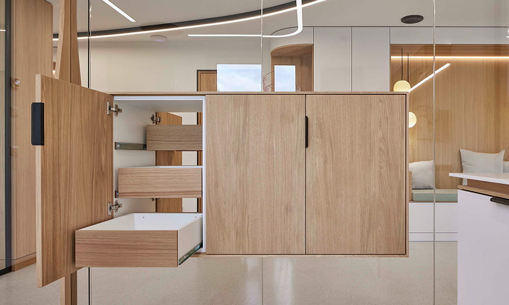 Schwebende Holzschränke im Zahnzentrum Telgte